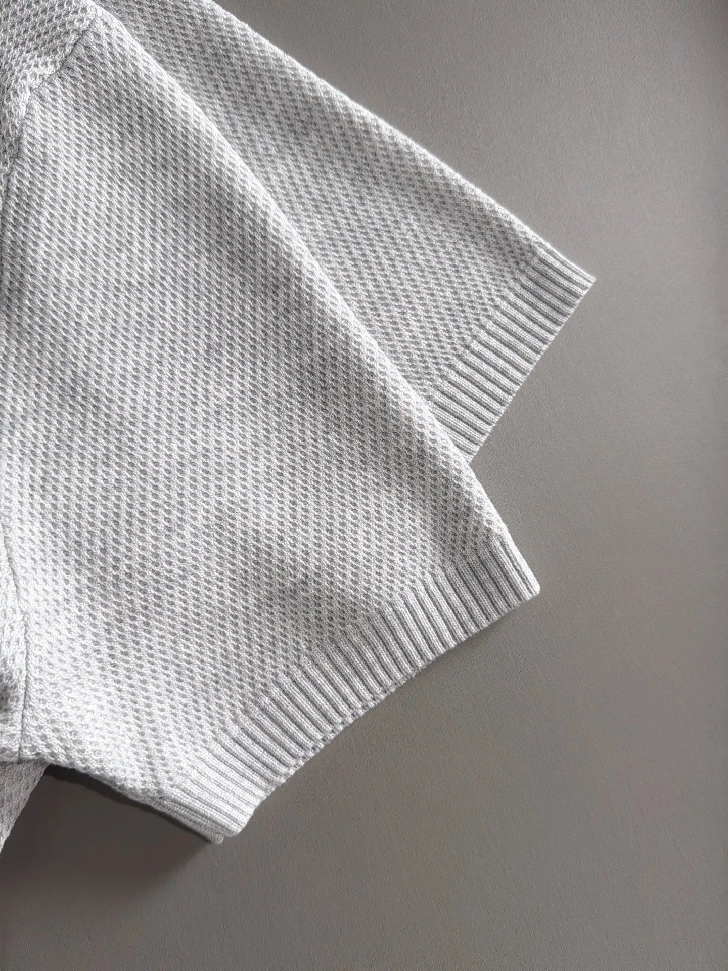 LP high quality 26ss New Arrival men's knitted short-sleeved T-shirt is made of combed cotton yarn spun cotton fabric, no pressure when entering and exiting the counter. Exclusive control of raw materials. It feels substantial when weighed, and the upper body is more textured than ordinary T-shirts. This texture can cope with the weather easily and is suitable for both hot and cold conditions! Designed for a loose fit. Size: M to 3XL